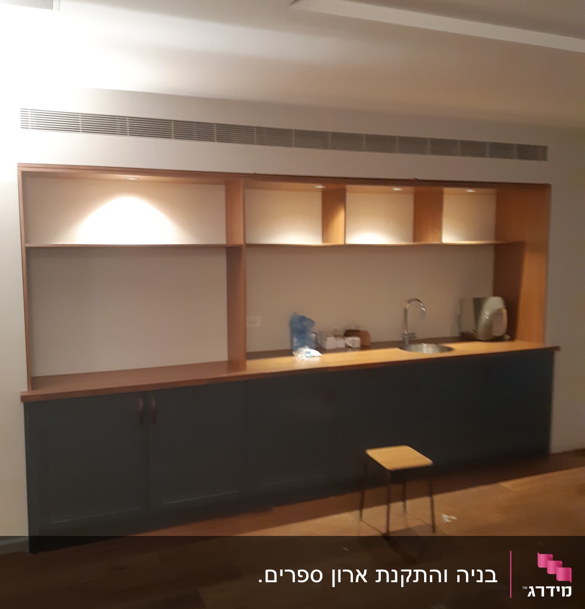 ארונות עץ עם מדפים ודלפק עבודה